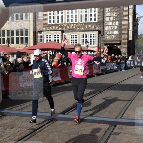 05.10.2025 - 20. swb-Marathon Bremen Yannick Fuchs http://msf.ph/oto/9225651 05.10.2025 10:57:01 Ziel 9188, 9669, 10105, 10145, 10397, 10845, 10924, 11274, 11675 meine-sportfotos.de