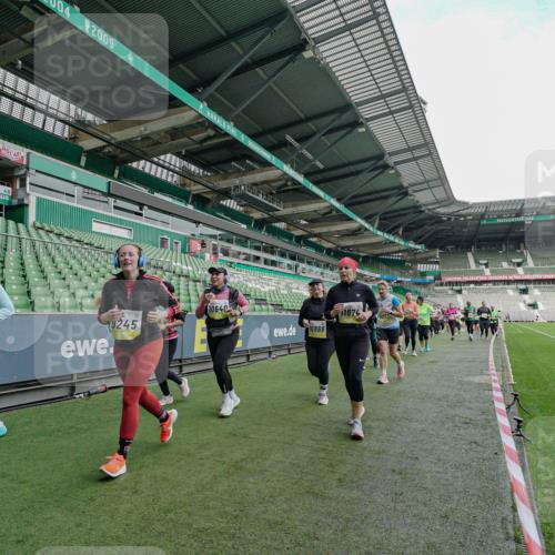05.10.2025 - 20. swb-Marathon Bremen Michael Burmester http://msf.ph/oto/9225655 05.10.2025 10:41:00 Laufen im Stadion 7706, 8111, 9001, 9178, 9191, 9205, 9217, 9245, 9274, 9306, 9321, 9334, 9353, 9355, 9357, 9438, 9440, 9446, 9466, 9483, 9530, 9537, 9589, 9599, 9605, 9617, 9685, 9690, 9702, 9712, 9757, 9764, 9774, 9804, 9853, 9874, 9877, 9892, 9942, 10001, 10037, 10058, 10081, 10100, 10101, 10135, 10168, 10193, 10235, 10236, 10243, 10295, 10343, 10419, 10458, 10550, 10563, 10580, 10582, 10585, 10632, 11090, 11270, 7799, 9241, 9554, 9571, 9619, 9931 meine-sportfotos.de