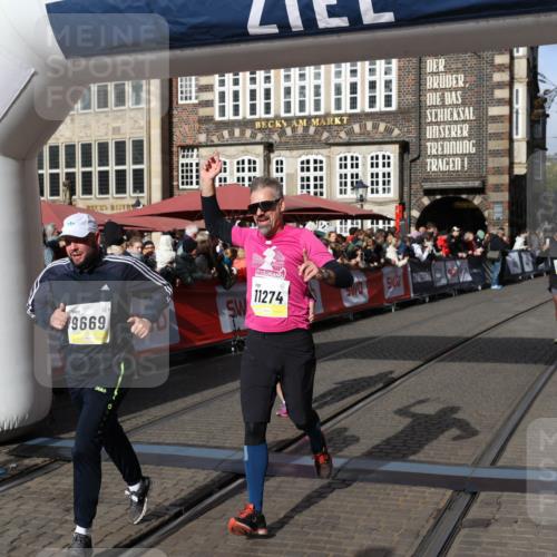 05.10.2025 - 20. swb-Marathon Bremen Yannick Fuchs http://msf.ph/oto/9225683 05.10.2025 10:57:01 Ziel 9188, 9669, 10105, 10145, 10397, 10845, 10924, 11274, 11675 meine-sportfotos.de
