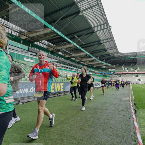05.10.2025 - 20. swb-Marathon Bremen Michael Burmester http://msf.ph/oto/9225701 05.10.2025 10:41:12 Laufen im Stadion 7706, 8111, 9001, 9178, 9191, 9205, 9217, 9245, 9265, 9274, 9306, 9321, 9334, 9353, 9355, 9357, 9401, 9438, 9446, 9466, 9483, 9530, 9537, 9538, 9589, 9599, 9605, 9617, 9685, 9702, 9712, 9757, 9764, 9774, 9804, 9853, 9874, 9877, 9887, 9892, 9942, 10037, 10051, 10058, 10081, 10095, 10100, 10101, 10135, 10152, 10197, 10212, 10235, 10236, 10243, 10249, 10295, 10330, 10332, 10343, 10419, 10458, 10550, 10580, 10582, 10585, 10614, 10632 meine-sportfotos.de