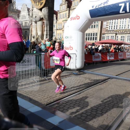 05.10.2025 - 20. swb-Marathon Bremen Yannick Fuchs http://msf.ph/oto/9225726 05.10.2025 10:57:03 Ziel 9669, 10105, 10145, 10397, 10867, 10924, 11168, 11274 meine-sportfotos.de