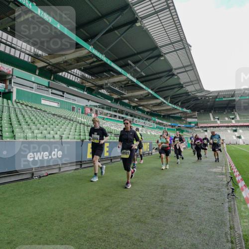 05.10.2025 - 20. swb-Marathon Bremen Michael Burmester http://msf.ph/oto/9225738 05.10.2025 10:41:24 Laufen im Stadion 7706, 8533, 9001, 9178, 9191, 9217, 9265, 9274, 9306, 9334, 9353, 9355, 9357, 9401, 9438, 9446, 9483, 9530, 9537, 9538, 9589, 9599, 9605, 9617, 9685, 9702, 9757, 9764, 9774, 9853, 9874, 9877, 9887, 9892, 9907, 9982, 10037, 10051, 10095, 10100, 10101, 10125, 10132, 10148, 10152, 10197, 10212, 10214, 10223, 10235, 10236, 10249, 10295, 10330, 10332, 10458, 10550, 10582, 10585, 10614, 10632, 11037, 11232, 11379, 11405, 11437 meine-sportfotos.de