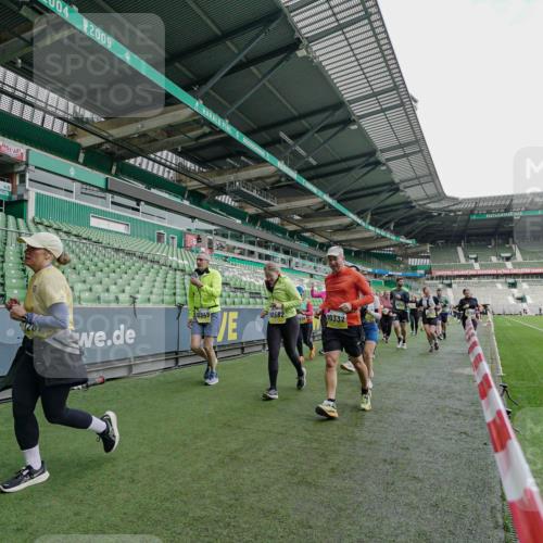 05.10.2025 - 20. swb-Marathon Bremen Michael Burmester http://msf.ph/oto/9225778 05.10.2025 10:41:33 Laufen im Stadion 7706, 8533, 9001, 9178, 9191, 9217, 9265, 9274, 9306, 9334, 9355, 9357, 9401, 9446, 9530, 9537, 9538, 9589, 9599, 9605, 9617, 9632, 9685, 9757, 9764, 9774, 9836, 9837, 9874, 9887, 9907, 9982, 10051, 10095, 10100, 10101, 10125, 10129, 10132, 10134, 10148, 10152, 10197, 10212, 10214, 10223, 10235, 10236, 10249, 10295, 10330, 10332, 10333, 10458, 10522, 10550, 10582, 10585, 10614, 10632, 10706, 10815, 10937, 10998, 11037, 11232, 11379, 11405, 11437 meine-sportfotos.de