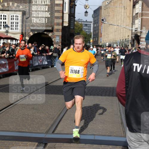 05.10.2025 - 20. swb-Marathon Bremen Yannick Fuchs http://msf.ph/oto/9225787 05.10.2025 10:57:05 Ziel 9451, 9669, 10105, 10397, 10867, 10924, 11168, 11274 meine-sportfotos.de