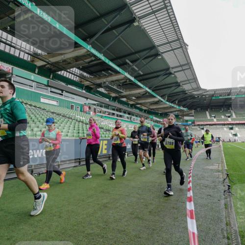 05.10.2025 - 20. swb-Marathon Bremen Michael Burmester http://msf.ph/oto/9225788 05.10.2025 10:41:36 Laufen im Stadion 8533, 9001, 9178, 9191, 9217, 9265, 9274, 9306, 9334, 9355, 9357, 9401, 9446, 9530, 9537, 9538, 9589, 9599, 9605, 9617, 9632, 9649, 9685, 9757, 9764, 9774, 9836, 9837, 9874, 9887, 9907, 9982, 10051, 10095, 10125, 10129, 10132, 10134, 10148, 10152, 10189, 10197, 10212, 10214, 10223, 10235, 10236, 10249, 10295, 10330, 10332, 10333, 10458, 10522, 10550, 10582, 10585, 10614, 10632, 10706, 10722, 10815, 10937, 10998, 11037, 11232, 11379, 11405, 11437, 11473, 7706 meine-sportfotos.de