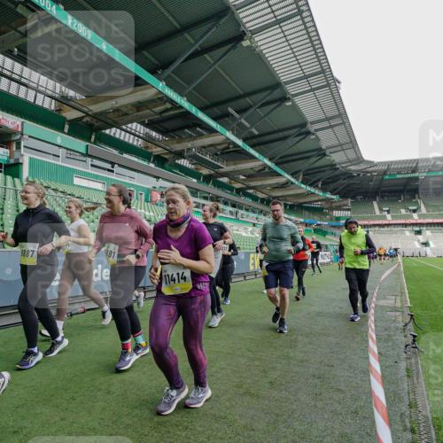 05.10.2025 - 20. swb-Marathon Bremen Michael Burmester http://msf.ph/oto/9225808 05.10.2025 10:41:39 Laufen im Stadion 7069, 8533, 9178, 9191, 9217, 9265, 9274, 9306, 9355, 9357, 9401, 9530, 9538, 9589, 9599, 9605, 9617, 9632, 9649, 9685, 9757, 9764, 9774, 9836, 9837, 9874, 9887, 9907, 9982, 10051, 10095, 10125, 10129, 10132, 10134, 10148, 10152, 10189, 10197, 10212, 10214, 10223, 10235, 10236, 10249, 10295, 10330, 10332, 10333, 10458, 10522, 10550, 10582, 10585, 10614, 10632, 10706, 10722, 10815, 10937, 10998, 11037, 11056, 11097, 11232, 11379, 11405, 11437, 11473, 7706, 9001 meine-sportfotos.de
