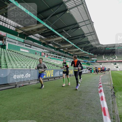 05.10.2025 - 20. swb-Marathon Bremen Michael Burmester http://msf.ph/oto/9225819 05.10.2025 10:41:46 Laufen im Stadion 7069, 8533, 9217, 9265, 9274, 9357, 9401, 9538, 9589, 9599, 9632, 9649, 9685, 9757, 9774, 9836, 9837, 9874, 9887, 9907, 9982, 10051, 10095, 10125, 10129, 10132, 10134, 10148, 10152, 10189, 10197, 10212, 10214, 10223, 10235, 10236, 10248, 10249, 10295, 10330, 10332, 10333, 10458, 10499, 10522, 10582, 10585, 10614, 10632, 10706, 10722, 10815, 10937, 10998, 11037, 11056, 11097, 11232, 11379, 11405, 11437, 11473, 11584, 7706, 9001, 9178, 9191 meine-sportfotos.de