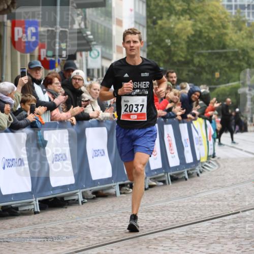 05.10.2025 - 20. swb-Marathon Bremen Strokosch-Dieckow http://msf.ph/oto/9225825 05.10.2025 12:20:25 Ziel 2037 meine-sportfotos.de