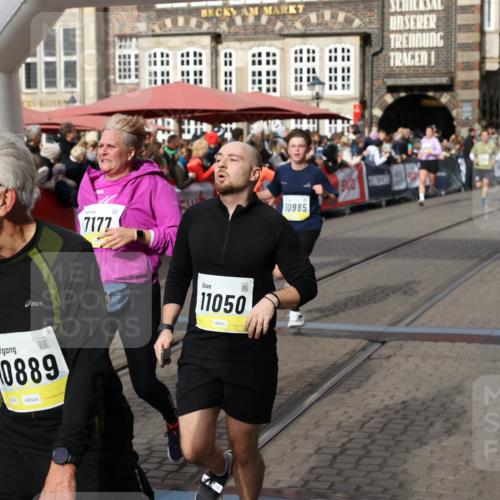 05.10.2025 - 20. swb-Marathon Bremen Yannick Fuchs http://msf.ph/oto/9225829 05.10.2025 11:00:22 Ziel 7177, 7621, 9495, 9672, 10345, 10889, 10919, 10985, 11050, 11063, 11125, 11600, 11713 meine-sportfotos.de
