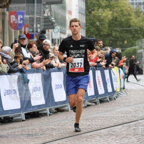05.10.2025 - 20. swb-Marathon Bremen Strokosch-Dieckow http://msf.ph/oto/9225836 05.10.2025 12:20:25 Ziel 2037 meine-sportfotos.de