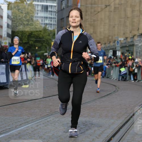 05.10.2025 - 20. swb-Marathon Bremen Strokosch-Dieckow http://msf.ph/oto/9225839 05.10.2025 10:48:57 Ziel 9216, 9255, 9317, 9583, 10733, 10877, 10973, 11248 meine-sportfotos.de
