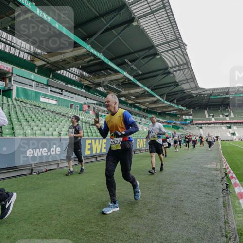 05.10.2025 - 20. swb-Marathon Bremen Michael Burmester http://msf.ph/oto/9225875 05.10.2025 10:42:01 Laufen im Stadion 7069, 8533, 8865, 9265, 9401, 9519, 9538, 9632, 9648, 9649, 9798, 9815, 9836, 9837, 9887, 9907, 9982, 10031, 10051, 10082, 10087, 10095, 10125, 10129, 10132, 10134, 10148, 10152, 10189, 10197, 10212, 10214, 10223, 10239, 10248, 10249, 10264, 10330, 10332, 10333, 10499, 10522, 10614, 10706, 10722, 10815, 10824, 10937, 10943, 10998, 11037, 11056, 11097, 11126, 11142, 11206, 11232, 11379, 11395, 11405, 11437, 11473, 11584, 11634, 9178, 9191, 9217, 9274, 9357, 11261 meine-sportfotos.de