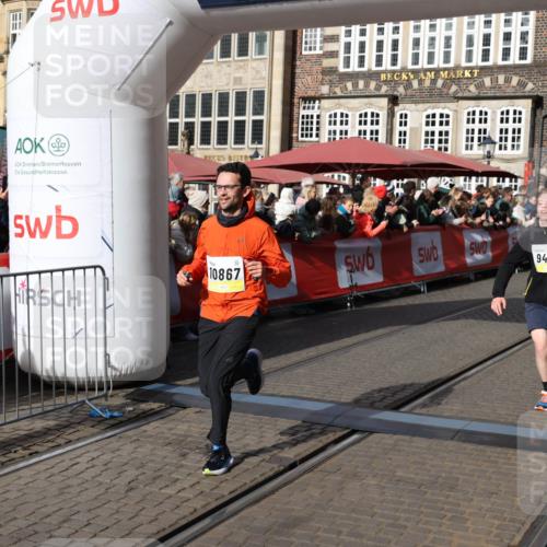 05.10.2025 - 20. swb-Marathon Bremen Yannick Fuchs http://msf.ph/oto/9225880 05.10.2025 10:57:07 Ziel 9451, 9669, 9937, 10069, 10105, 10397, 10867, 11168, 11274 meine-sportfotos.de