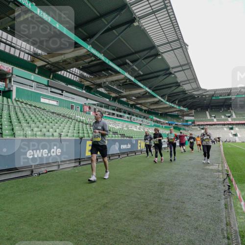 05.10.2025 - 20. swb-Marathon Bremen Michael Burmester http://msf.ph/oto/9225889 05.10.2025 10:42:06 Laufen im Stadion 7069, 8533, 8865, 9265, 9519, 9538, 9632, 9648, 9649, 9798, 9815, 9836, 9837, 9907, 9945, 9972, 9982, 9999, 10031, 10051, 10082, 10087, 10095, 10125, 10129, 10132, 10134, 10148, 10189, 10212, 10214, 10223, 10239, 10248, 10264, 10333, 10415, 10499, 10522, 10684, 10706, 10722, 10815, 10824, 10937, 10943, 10998, 11037, 11056, 11097, 11126, 11142, 11172, 11206, 11232, 11379, 11395, 11405, 11437, 11473, 11584, 11634, 9217, 9274, 9357, 11261 meine-sportfotos.de