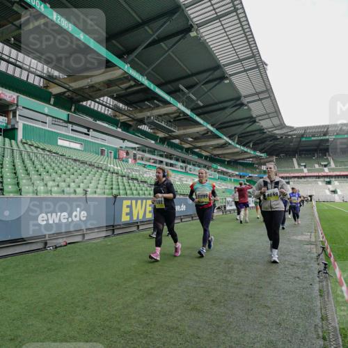 05.10.2025 - 20. swb-Marathon Bremen Michael Burmester http://msf.ph/oto/9225894 05.10.2025 10:42:08 Laufen im Stadion 7069, 8533, 8865, 9212, 9265, 9519, 9538, 9632, 9648, 9649, 9798, 9815, 9836, 9837, 9907, 9945, 9972, 9982, 9999, 10031, 10082, 10087, 10125, 10129, 10132, 10134, 10148, 10189, 10212, 10214, 10223, 10239, 10248, 10264, 10333, 10365, 10366, 10415, 10499, 10522, 10684, 10706, 10722, 10815, 10824, 10937, 10943, 10998, 11037, 11056, 11097, 11126, 11142, 11172, 11206, 11232, 11379, 11395, 11405, 11437, 11473, 11584, 11634, 9274, 9357, 11261 meine-sportfotos.de