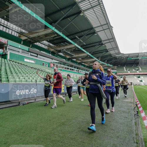 05.10.2025 - 20. swb-Marathon Bremen Michael Burmester http://msf.ph/oto/9225909 05.10.2025 10:42:11 Laufen im Stadion 7069, 8533, 8865, 9212, 9276, 9519, 9632, 9648, 9649, 9798, 9815, 9836, 9837, 9907, 9945, 9972, 9982, 9999, 10031, 10082, 10087, 10125, 10129, 10132, 10134, 10148, 10189, 10214, 10223, 10239, 10248, 10264, 10333, 10365, 10366, 10415, 10499, 10522, 10684, 10706, 10722, 10815, 10824, 10937, 10943, 10998, 11037, 11056, 11097, 11126, 11142, 11172, 11206, 11232, 11379, 11395, 11405, 11437, 11473, 11584, 11634, 9274, 9357, 11261 meine-sportfotos.de