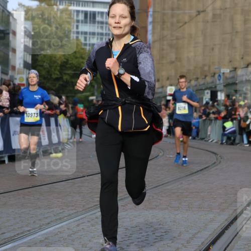 05.10.2025 - 20. swb-Marathon Bremen Strokosch-Dieckow http://msf.ph/oto/9225929 05.10.2025 10:48:57 Ziel 9216, 9255, 9317, 9583, 10733, 10877, 10973, 11248 meine-sportfotos.de