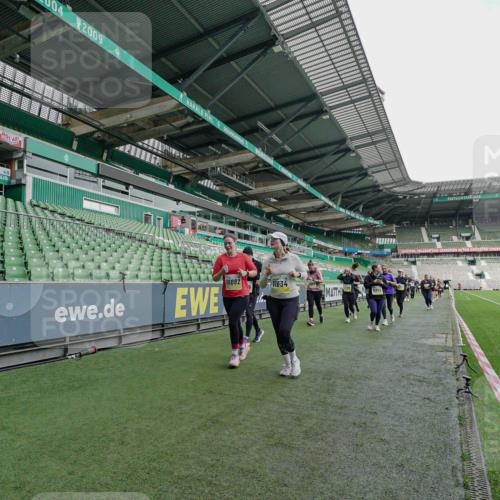 05.10.2025 - 20. swb-Marathon Bremen Michael Burmester http://msf.ph/oto/9225943 05.10.2025 10:42:19 Laufen im Stadion 7069, 8225, 8533, 8865, 9212, 9276, 9410, 9481, 9519, 9557, 9632, 9648, 9649, 9680, 9798, 9815, 9836, 9837, 9945, 9972, 9982, 9999, 10031, 10082, 10087, 10125, 10129, 10134, 10148, 10189, 10214, 10239, 10248, 10264, 10333, 10365, 10366, 10396, 10415, 10417, 10463, 10499, 10522, 10684, 10706, 10722, 10815, 10824, 10860, 10937, 10943, 10998, 11037, 11056, 11097, 11112, 11126, 11142, 11172, 11206, 11232, 11379, 11395, 11405, 11437, 11473, 11584, 11634, 9357 meine-sportfotos.de