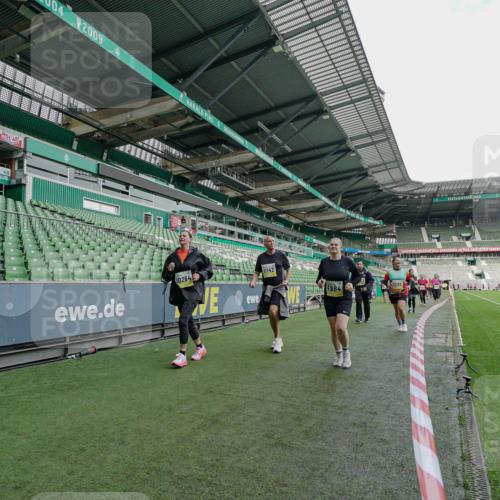 05.10.2025 - 20. swb-Marathon Bremen Michael Burmester http://msf.ph/oto/9225966 05.10.2025 10:42:30 Laufen im Stadion 7069, 8225, 8865, 9212, 9276, 9410, 9481, 9519, 9557, 9648, 9649, 9664, 9680, 9734, 9798, 9815, 9826, 9945, 9972, 9999, 10031, 10074, 10082, 10087, 10134, 10189, 10239, 10245, 10248, 10264, 10365, 10366, 10396, 10412, 10415, 10417, 10463, 10499, 10522, 10684, 10722, 10815, 10824, 10860, 10861, 10943, 11056, 11097, 11112, 11126, 11142, 11170, 11172, 11206, 11395, 11473, 11584, 11634, 8533, 9632, 9836, 9837, 9982, 10125, 10148, 10214, 10333, 10706, 10937, 10998 meine-sportfotos.de