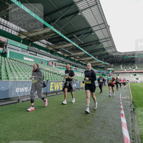 05.10.2025 - 20. swb-Marathon Bremen Michael Burmester http://msf.ph/oto/9225970 05.10.2025 10:42:30 Laufen im Stadion 7069, 8225, 8865, 9212, 9276, 9410, 9481, 9519, 9557, 9648, 9649, 9664, 9680, 9734, 9798, 9815, 9826, 9945, 9972, 9999, 10031, 10074, 10082, 10087, 10134, 10189, 10239, 10245, 10248, 10264, 10365, 10366, 10396, 10412, 10415, 10417, 10463, 10499, 10522, 10684, 10722, 10815, 10824, 10860, 10861, 10943, 11056, 11097, 11112, 11126, 11142, 11170, 11172, 11206, 11395, 11473, 11584, 11634, 8533, 9632, 9836, 9837, 9982, 10125, 10148, 10214, 10333, 10706, 10937, 10998 meine-sportfotos.de