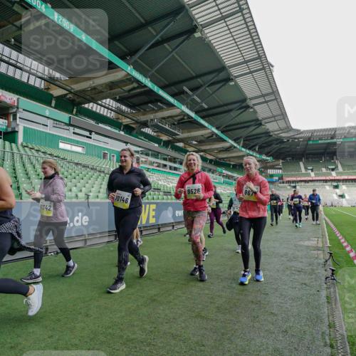 05.10.2025 - 20. swb-Marathon Bremen Michael Burmester http://msf.ph/oto/9226042 05.10.2025 10:43:21 Laufen im Stadion 9185, 9288, 9380, 9476, 9493, 9526, 9561, 9664, 9675, 9726, 9731, 9732, 9734, 9736, 9760, 9784, 9806, 9822, 9823, 9826, 9848, 9861, 9867, 9895, 9912, 10074, 10146, 10183, 10288, 10315, 10316, 10320, 10399, 10433, 10435, 10491, 10512, 10515, 10552, 10596, 10849, 10861, 10962, 10969, 11030, 11073, 11083, 11113, 11157, 11161, 11170, 11215, 11240, 11242, 11285, 11331, 11404, 11536, 8225, 9212, 9276, 9481, 9945, 9972 meine-sportfotos.de