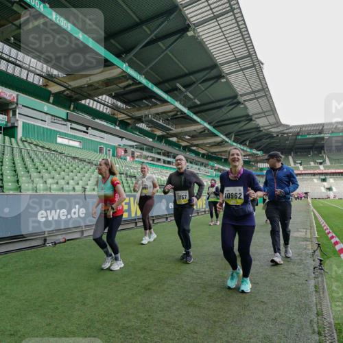 05.10.2025 - 20. swb-Marathon Bremen Michael Burmester http://msf.ph/oto/9226064 05.10.2025 10:43:25 Laufen im Stadion 9185, 9288, 9380, 9476, 9493, 9526, 9561, 9664, 9675, 9726, 9731, 9732, 9734, 9736, 9760, 9784, 9806, 9822, 9823, 9826, 9848, 9861, 9867, 9895, 9911, 9912, 9984, 10146, 10183, 10288, 10315, 10316, 10320, 10399, 10433, 10435, 10491, 10512, 10515, 10552, 10596, 10849, 10861, 10962, 10969, 11030, 11073, 11083, 11113, 11157, 11161, 11170, 11215, 11240, 11242, 11285, 11331, 11345, 11404, 11536, 8225, 9212, 9276, 9481, 9945 meine-sportfotos.de