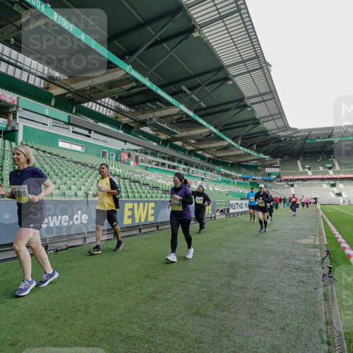 05.10.2025 - 20. swb-Marathon Bremen Michael Burmester http://msf.ph/oto/9226078 05.10.2025 10:43:32 Laufen im Stadion 9185, 9273, 9288, 9380, 9476, 9493, 9526, 9561, 9675, 9726, 9731, 9732, 9736, 9760, 9784, 9806, 9819, 9822, 9823, 9848, 9861, 9867, 9895, 9911, 9912, 9984, 10036, 10040, 10146, 10183, 10288, 10315, 10316, 10320, 10399, 10433, 10435, 10448, 10491, 10512, 10515, 10540, 10552, 10596, 10705, 10831, 10849, 10962, 10969, 11030, 11073, 11083, 11088, 11113, 11157, 11161, 11204, 11215, 11240, 11242, 11285, 11331, 11345, 11388, 11404, 11536, 11548, 8225, 9481 meine-sportfotos.de