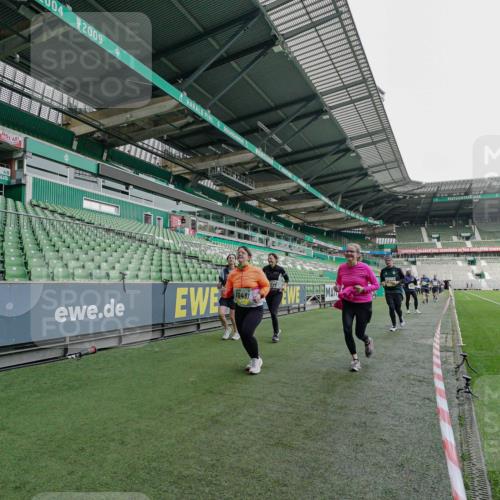 05.10.2025 - 20. swb-Marathon Bremen Michael Burmester http://msf.ph/oto/9226088 05.10.2025 10:43:49 Laufen im Stadion 9011, 9273, 9373, 9374, 9380, 9386, 9453, 9470, 9561, 9724, 9819, 9848, 9867, 9895, 9911, 9984, 10036, 10040, 10183, 10280, 10288, 10315, 10320, 10399, 10433, 10435, 10440, 10441, 10442, 10448, 10491, 10512, 10515, 10540, 10552, 10574, 10596, 10705, 10707, 10831, 10839, 10849, 10969, 11027, 11088, 11113, 11135, 11161, 11191, 11204, 11242, 11285, 11331, 11345, 11381, 11388, 11404, 11536, 11539, 11548, 9493, 9526, 9675, 9731, 9732, 9784, 10316, 10962 meine-sportfotos.de