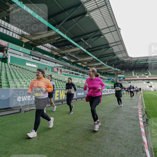 05.10.2025 - 20. swb-Marathon Bremen Michael Burmester http://msf.ph/oto/9226091 05.10.2025 10:43:50 Laufen im Stadion 9011, 9273, 9373, 9374, 9380, 9386, 9453, 9470, 9561, 9724, 9819, 9848, 9867, 9895, 9911, 9984, 10036, 10040, 10183, 10280, 10288, 10315, 10320, 10399, 10433, 10435, 10440, 10441, 10442, 10448, 10491, 10512, 10515, 10540, 10552, 10574, 10596, 10705, 10707, 10831, 10839, 10849, 11027, 11088, 11113, 11135, 11191, 11204, 11285, 11331, 11345, 11381, 11388, 11404, 11536, 11539, 11548, 9493, 9526, 9675, 9731, 9732, 9784, 10316, 10433, 10962 meine-sportfotos.de