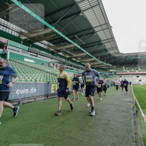 05.10.2025 - 20. swb-Marathon Bremen Michael Burmester http://msf.ph/oto/9226098 05.10.2025 10:44:00 Laufen im Stadion 8844, 9011, 9273, 9373, 9374, 9380, 9386, 9453, 9470, 9561, 9724, 9819, 9895, 9911, 9984, 10036, 10040, 10183, 10280, 10288, 10320, 10355, 10364, 10399, 10435, 10440, 10441, 10442, 10448, 10491, 10512, 10515, 10540, 10552, 10574, 10705, 10707, 10831, 10839, 11027, 11088, 11113, 11135, 11191, 11204, 11252, 11318, 11331, 11345, 11381, 11388, 11539, 11548, 11560, 9493, 9526, 9675, 9731, 9732, 9784, 9848, 9867, 10315, 10316, 10433, 10962 meine-sportfotos.de