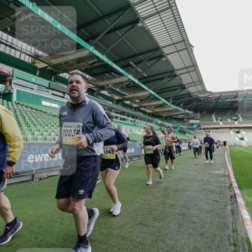 05.10.2025 - 20. swb-Marathon Bremen Michael Burmester http://msf.ph/oto/9226104 05.10.2025 10:44:01 Laufen im Stadion 8844, 9011, 9273, 9373, 9374, 9380, 9386, 9453, 9470, 9561, 9724, 9819, 9895, 9911, 9984, 10036, 10040, 10183, 10280, 10288, 10320, 10355, 10364, 10399, 10435, 10440, 10441, 10442, 10448, 10491, 10512, 10515, 10540, 10552, 10574, 10705, 10707, 10831, 10839, 11027, 11088, 11113, 11135, 11191, 11204, 11252, 11318, 11345, 11381, 11388, 11539, 11548, 11560, 9493, 9526, 9675, 9731, 9732, 9784, 9848, 9867, 10315, 10316, 10433, 10962 meine-sportfotos.de