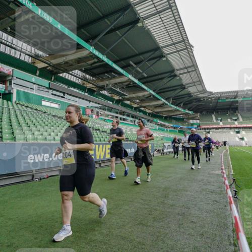 05.10.2025 - 20. swb-Marathon Bremen Michael Burmester http://msf.ph/oto/9226108 05.10.2025 10:44:03 Laufen im Stadion 8844, 9011, 9273, 9373, 9374, 9380, 9386, 9453, 9470, 9561, 9724, 9819, 9895, 9911, 9984, 10036, 10040, 10183, 10280, 10288, 10320, 10355, 10364, 10399, 10435, 10440, 10441, 10442, 10448, 10491, 10512, 10515, 10540, 10552, 10574, 10705, 10707, 10831, 10839, 11027, 11088, 11135, 11191, 11204, 11252, 11318, 11345, 11381, 11388, 11539, 11548, 11560, 9493, 9526, 9675, 9731, 9732, 9784, 9848, 9867, 10315, 10316, 10433, 10962 meine-sportfotos.de