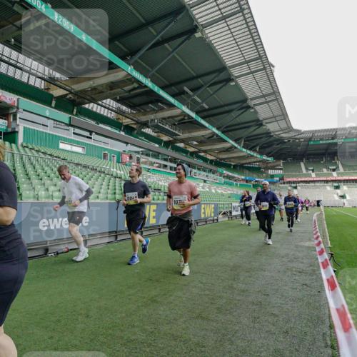 05.10.2025 - 20. swb-Marathon Bremen Michael Burmester http://msf.ph/oto/9226111 05.10.2025 10:44:03 Laufen im Stadion 8844, 9011, 9273, 9373, 9374, 9380, 9386, 9453, 9470, 9561, 9724, 9819, 9895, 9911, 9984, 10036, 10040, 10183, 10280, 10288, 10320, 10355, 10364, 10399, 10435, 10440, 10441, 10442, 10448, 10491, 10512, 10515, 10540, 10552, 10574, 10705, 10707, 10831, 10839, 11027, 11088, 11135, 11191, 11204, 11252, 11318, 11345, 11381, 11388, 11539, 11548, 11560, 9493, 9526, 9675, 9731, 9732, 9784, 9848, 9867, 10315, 10316, 10433, 10962 meine-sportfotos.de