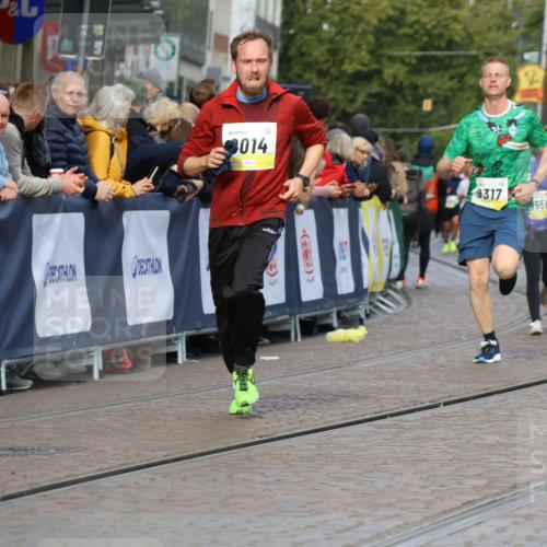 05.10.2025 - 20. swb-Marathon Bremen Strokosch-Dieckow http://msf.ph/oto/9226136 05.10.2025 10:49:04 Ziel 7202, 9014, 9216, 9317, 9457, 9556, 10016, 10449, 10733, 11673, 11695 meine-sportfotos.de