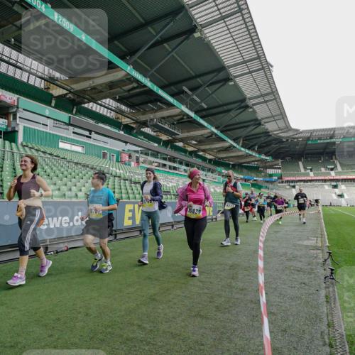 05.10.2025 - 20. swb-Marathon Bremen Michael Burmester http://msf.ph/oto/9226138 05.10.2025 10:44:12 Laufen im Stadion 7007, 8844, 9011, 9012, 9273, 9303, 9373, 9374, 9380, 9386, 9453, 9470, 9479, 9572, 9667, 9724, 9819, 9895, 9911, 9984, 10036, 10040, 10273, 10280, 10288, 10320, 10355, 10364, 10440, 10441, 10442, 10448, 10491, 10512, 10540, 10552, 10574, 10665, 10705, 10707, 10831, 10839, 10984, 11027, 11072, 11088, 11135, 11191, 11204, 11252, 11318, 11345, 11381, 11385, 11388, 11448, 11539, 11544, 11548, 11560, 11568, 11635, 9561, 9848, 9867, 10183, 10315, 10399, 10435 meine-sportfotos.de