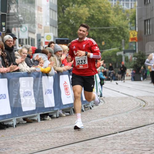 05.10.2025 - 20. swb-Marathon Bremen Strokosch-Dieckow http://msf.ph/oto/9226148 05.10.2025 12:20:57 Ziel 282, 1233 meine-sportfotos.de