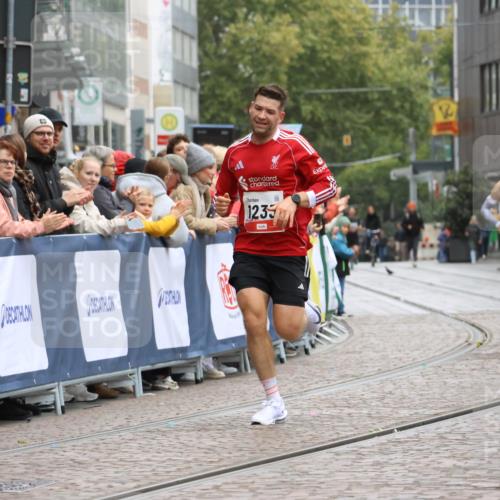 05.10.2025 - 20. swb-Marathon Bremen Strokosch-Dieckow http://msf.ph/oto/9226165 05.10.2025 12:20:57 Ziel 282, 1233 meine-sportfotos.de