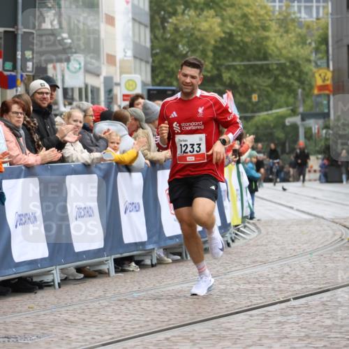 05.10.2025 - 20. swb-Marathon Bremen Strokosch-Dieckow http://msf.ph/oto/9226182 05.10.2025 12:20:57 Ziel 282, 1233 meine-sportfotos.de