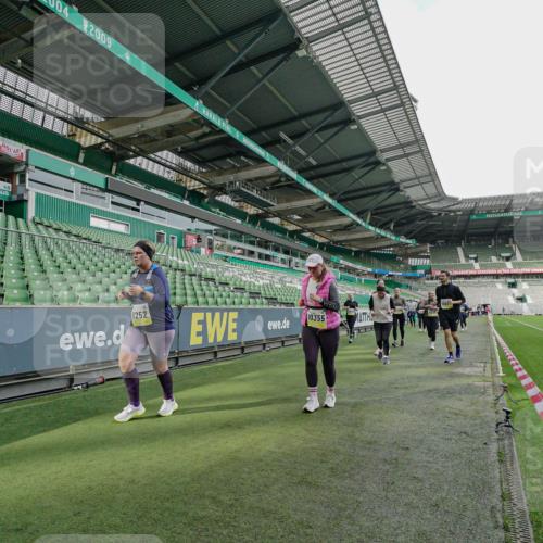 05.10.2025 - 20. swb-Marathon Bremen Michael Burmester http://msf.ph/oto/9226188 05.10.2025 10:44:34 Laufen im Stadion 7007, 8844, 9011, 9012, 9264, 9303, 9373, 9374, 9386, 9453, 9479, 9567, 9572, 9631, 9667, 9724, 9767, 9768, 9899, 9970, 10114, 10115, 10273, 10280, 10355, 10364, 10440, 10441, 10442, 10574, 10647, 10665, 10707, 10839, 10846, 10984, 11027, 11060, 11072, 11135, 11191, 11252, 11293, 11318, 11381, 11385, 11448, 11539, 11544, 11557, 11560, 11568, 11635, 9273, 9380, 9470, 9819, 9895, 9911, 9984, 10036, 10288, 10320, 10552 meine-sportfotos.de