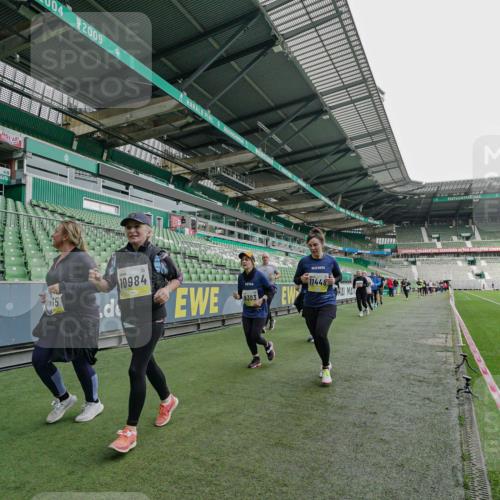 05.10.2025 - 20. swb-Marathon Bremen Michael Burmester http://msf.ph/oto/9226218 05.10.2025 10:44:43 Laufen im Stadion 7007, 7109, 8844, 9012, 9264, 9303, 9342, 9441, 9453, 9479, 9567, 9572, 9631, 9667, 9767, 9768, 9899, 9948, 9970, 10114, 10115, 10190, 10273, 10282, 10339, 10340, 10355, 10364, 10379, 10440, 10441, 10442, 10622, 10647, 10665, 10846, 10984, 11060, 11072, 11085, 11117, 11118, 11139, 11252, 11293, 11318, 11367, 11378, 11381, 11385, 11407, 11448, 11544, 11557, 11560, 11568, 11635, 9011, 9273, 9373, 9374, 9386, 9470, 9819, 9911, 9984, 10036 meine-sportfotos.de
