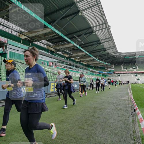 05.10.2025 - 20. swb-Marathon Bremen Michael Burmester http://msf.ph/oto/9226223 05.10.2025 10:44:44 Laufen im Stadion 7007, 7109, 7110, 8844, 9012, 9264, 9303, 9342, 9441, 9453, 9479, 9567, 9572, 9631, 9667, 9767, 9768, 9899, 9948, 9970, 10114, 10115, 10190, 10273, 10282, 10292, 10339, 10340, 10355, 10364, 10379, 10440, 10441, 10442, 10622, 10647, 10665, 10846, 10957, 10984, 11060, 11072, 11085, 11117, 11118, 11139, 11252, 11264, 11293, 11318, 11367, 11378, 11381, 11385, 11407, 11448, 11544, 11557, 11560, 11568, 11635, 9011, 9273, 9373, 9374, 9386, 9470, 9819, 9984, 10036 meine-sportfotos.de