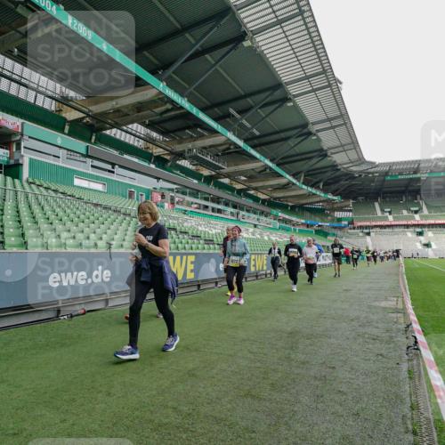 05.10.2025 - 20. swb-Marathon Bremen Michael Burmester http://msf.ph/oto/9226229 05.10.2025 10:44:45 Laufen im Stadion 7007, 7109, 7110, 8476, 8844, 9012, 9264, 9303, 9342, 9441, 9453, 9479, 9567, 9572, 9631, 9667, 9767, 9768, 9899, 9948, 9970, 10114, 10115, 10190, 10273, 10282, 10292, 10339, 10340, 10355, 10364, 10379, 10622, 10647, 10665, 10846, 10957, 10984, 11060, 11072, 11085, 11117, 11118, 11139, 11252, 11264, 11293, 11318, 11367, 11375, 11378, 11381, 11385, 11407, 11448, 11544, 11557, 11560, 11568, 11635, 9011, 9273, 9373, 9374, 9386, 9470, 9819, 10036 meine-sportfotos.de