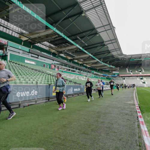 05.10.2025 - 20. swb-Marathon Bremen Michael Burmester http://msf.ph/oto/9226233 05.10.2025 10:44:46 Laufen im Stadion 7007, 7109, 7110, 8476, 8844, 9012, 9242, 9264, 9303, 9342, 9441, 9453, 9479, 9567, 9572, 9631, 9667, 9767, 9768, 9899, 9948, 9970, 10114, 10115, 10190, 10273, 10282, 10292, 10339, 10340, 10355, 10364, 10379, 10622, 10647, 10665, 10846, 10957, 10984, 11060, 11072, 11085, 11117, 11118, 11139, 11252, 11264, 11293, 11318, 11367, 11375, 11378, 11381, 11385, 11407, 11448, 11544, 11557, 11560, 11568, 11635, 9011, 9273, 9373, 9374, 9386, 9470, 9819, 10036 meine-sportfotos.de