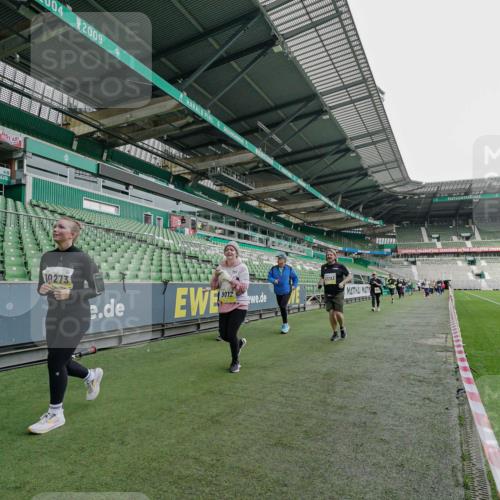05.10.2025 - 20. swb-Marathon Bremen Michael Burmester http://msf.ph/oto/9226247 05.10.2025 10:44:49 Laufen im Stadion 7007, 7109, 7110, 8476, 8844, 9012, 9242, 9264, 9303, 9342, 9441, 9479, 9567, 9572, 9631, 9667, 9756, 9767, 9768, 9899, 9948, 9970, 10114, 10115, 10190, 10273, 10282, 10292, 10339, 10340, 10355, 10364, 10379, 10622, 10647, 10665, 10671, 10752, 10808, 10842, 10846, 10957, 10984, 11060, 11072, 11085, 11117, 11118, 11139, 11252, 11264, 11293, 11318, 11367, 11375, 11378, 11381, 11385, 11407, 11448, 11544, 11557, 11560, 11568, 11635, 9011, 9373, 9374, 9386, 9453, 9470 meine-sportfotos.de