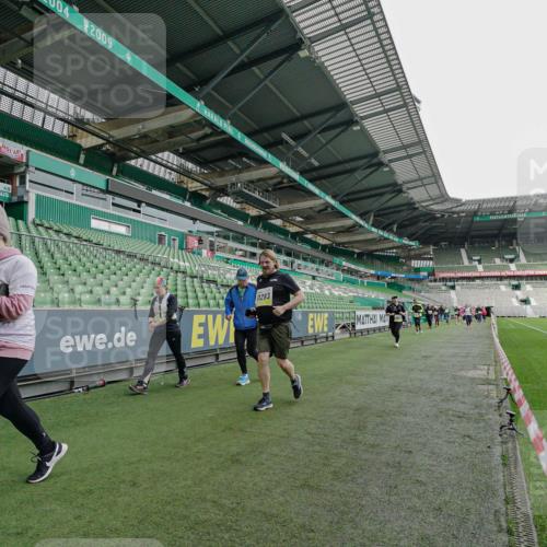 05.10.2025 - 20. swb-Marathon Bremen Michael Burmester http://msf.ph/oto/9226254 05.10.2025 10:44:50 Laufen im Stadion 7007, 7109, 7110, 8476, 8844, 9012, 9242, 9264, 9303, 9342, 9441, 9479, 9567, 9572, 9631, 9667, 9756, 9767, 9768, 9899, 9948, 9970, 10114, 10115, 10190, 10273, 10282, 10292, 10339, 10340, 10355, 10364, 10379, 10622, 10647, 10665, 10671, 10752, 10808, 10842, 10846, 10957, 10984, 11060, 11072, 11085, 11117, 11118, 11139, 11252, 11264, 11293, 11318, 11367, 11375, 11378, 11385, 11407, 11448, 11544, 11557, 11560, 11568, 11635, 9011, 9373, 9374, 9386, 9453, 9470 meine-sportfotos.de