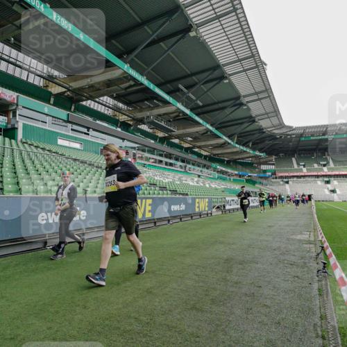 05.10.2025 - 20. swb-Marathon Bremen Michael Burmester http://msf.ph/oto/9226258 05.10.2025 10:44:50 Laufen im Stadion 7007, 7109, 7110, 8476, 8844, 9012, 9242, 9264, 9303, 9342, 9441, 9479, 9567, 9572, 9631, 9667, 9756, 9767, 9768, 9899, 9948, 9970, 10114, 10115, 10190, 10273, 10282, 10292, 10339, 10340, 10355, 10364, 10379, 10622, 10647, 10665, 10671, 10752, 10808, 10842, 10846, 10957, 10984, 11060, 11072, 11085, 11117, 11118, 11139, 11252, 11264, 11293, 11318, 11367, 11375, 11378, 11385, 11407, 11448, 11544, 11557, 11560, 11568, 11635, 9011, 9373, 9374, 9386, 9453, 9470 meine-sportfotos.de