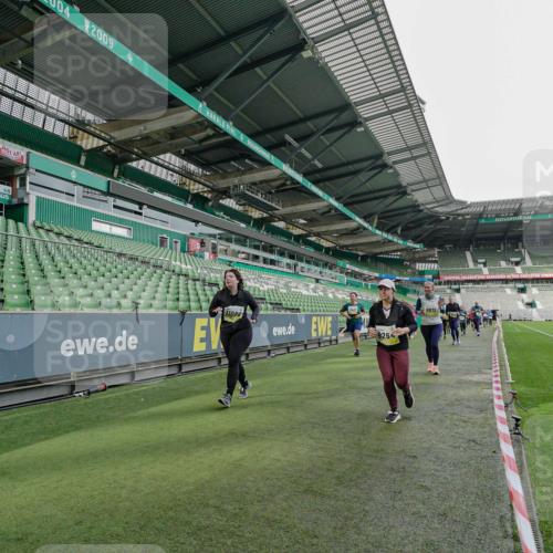 05.10.2025 - 20. swb-Marathon Bremen Michael Burmester http://msf.ph/oto/9226274 05.10.2025 10:45:02 Laufen im Stadion 7007, 7109, 7110, 8476, 9012, 9242, 9264, 9303, 9342, 9441, 9479, 9567, 9572, 9631, 9667, 9756, 9767, 9768, 9899, 9948, 9970, 10000, 10114, 10115, 10190, 10273, 10282, 10292, 10339, 10340, 10379, 10622, 10647, 10665, 10671, 10752, 10808, 10842, 10846, 10957, 10984, 11060, 11072, 11085, 11117, 11118, 11139, 11264, 11293, 11367, 11375, 11378, 11385, 11407, 11448, 11541, 11544, 11557, 11568, 11635, 8844, 9373, 9374, 9453, 10355, 10364, 11252, 11318, 11560 meine-sportfotos.de