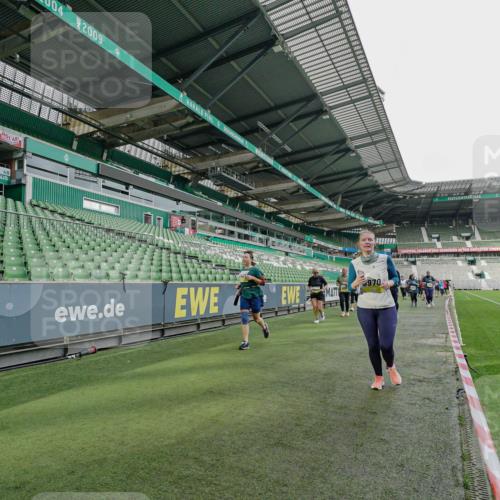 05.10.2025 - 20. swb-Marathon Bremen Michael Burmester http://msf.ph/oto/9226278 05.10.2025 10:45:04 Laufen im Stadion 7007, 7109, 7110, 8476, 9012, 9242, 9264, 9303, 9342, 9441, 9479, 9567, 9572, 9631, 9667, 9756, 9767, 9768, 9899, 9948, 9970, 10000, 10114, 10115, 10190, 10273, 10282, 10292, 10339, 10340, 10379, 10622, 10647, 10665, 10671, 10752, 10808, 10842, 10846, 10957, 10984, 11060, 11072, 11085, 11117, 11118, 11139, 11264, 11293, 11367, 11375, 11378, 11385, 11407, 11448, 11541, 11544, 11557, 11568, 11635, 8844, 9453, 9572, 10355, 10364, 11252, 11318, 11560 meine-sportfotos.de