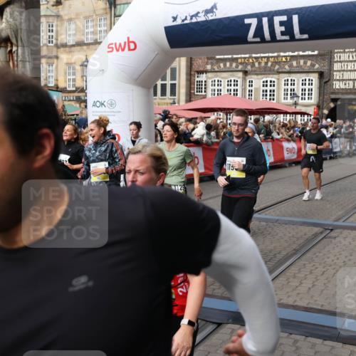 05.10.2025 - 20. swb-Marathon Bremen Yannick Fuchs http://msf.ph/oto/9226286 05.10.2025 11:00:40 Ziel 7178, 7215, 9173, 9177, 9271, 9531, 10063, 10071, 10079, 10217, 10930, 11003, 11071, 11255, 11511, 11534, 11595, 11610, 11619 meine-sportfotos.de