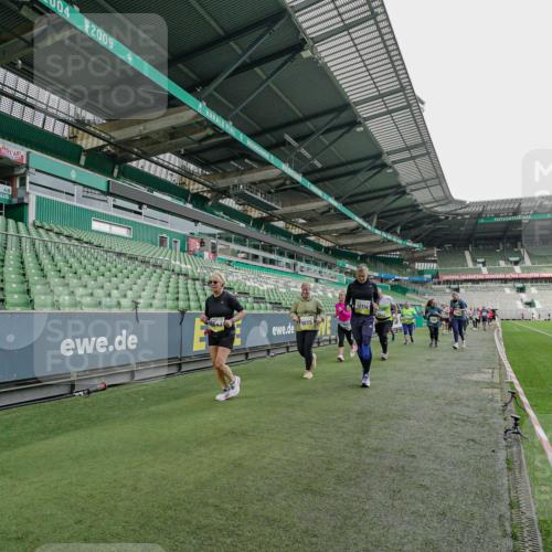 05.10.2025 - 20. swb-Marathon Bremen Michael Burmester http://msf.ph/oto/9226292 05.10.2025 10:45:07 Laufen im Stadion 7007, 7109, 7110, 8476, 9012, 9242, 9264, 9303, 9342, 9441, 9479, 9567, 9631, 9756, 9767, 9768, 9899, 9948, 9970, 10000, 10114, 10115, 10190, 10273, 10282, 10292, 10339, 10340, 10379, 10622, 10647, 10671, 10752, 10808, 10842, 10846, 10957, 10984, 11060, 11072, 11085, 11117, 11118, 11139, 11264, 11293, 11367, 11375, 11378, 11385, 11407, 11448, 11541, 11544, 11557, 11568, 11635, 8844, 9453, 9479, 9572, 9667, 10355, 10364, 10665, 10984, 11072, 11252, 11318, 11560 meine-sportfotos.de